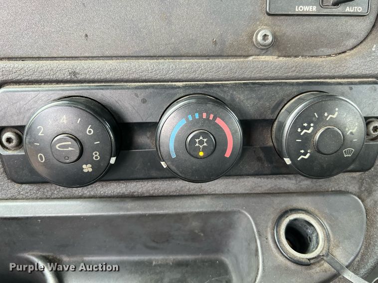 image for item MF9968 2012 Freightliner Cascadia 125  semi truck