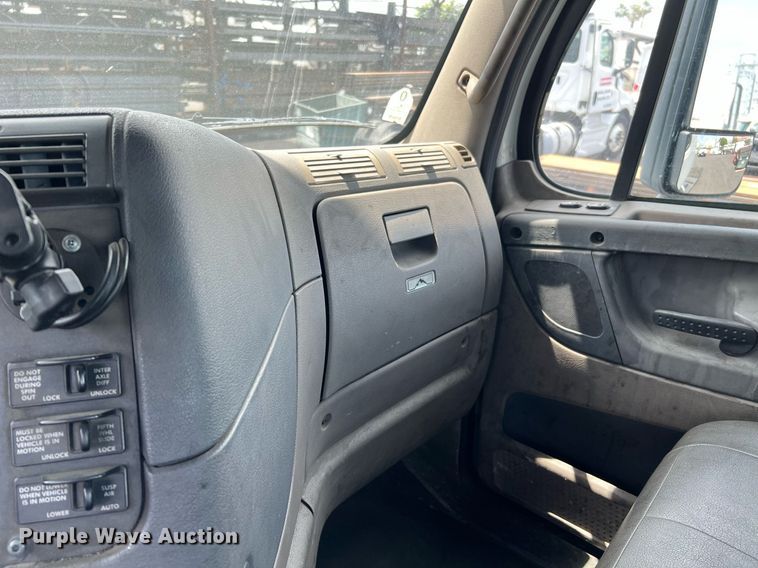 image for item MF9968 2012 Freightliner Cascadia 125  semi truck