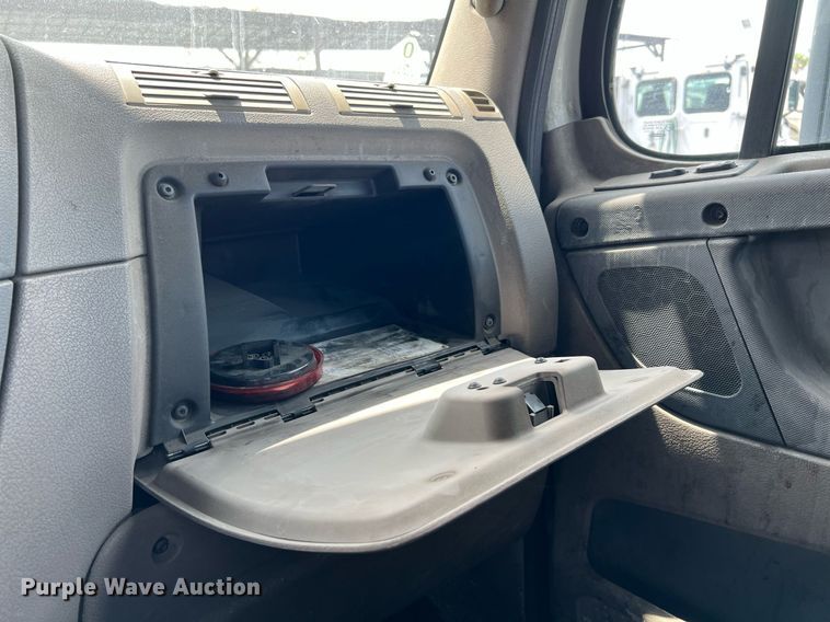 image for item MF9968 2012 Freightliner Cascadia 125  semi truck