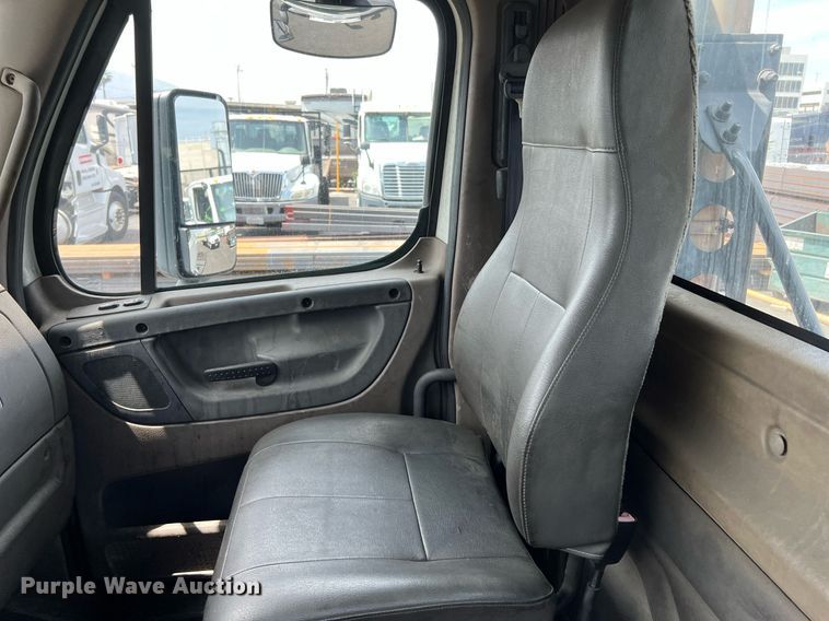 image for item MF9968 2012 Freightliner Cascadia 125  semi truck