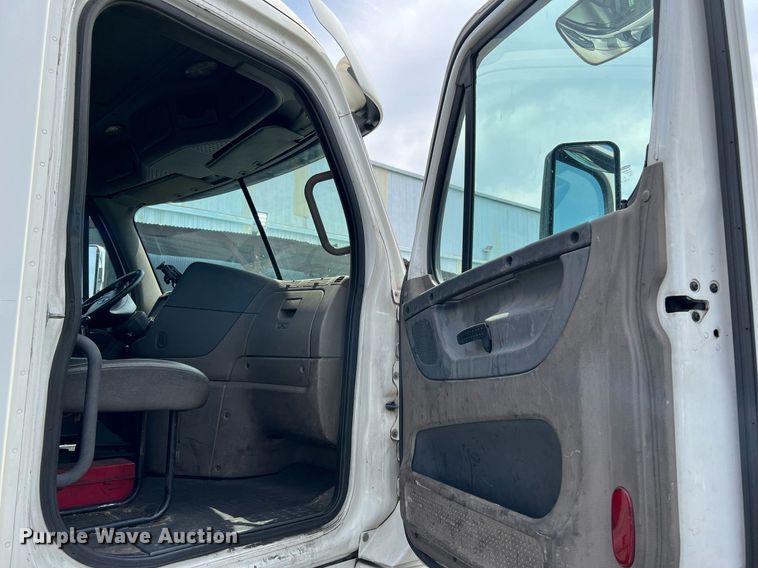 image for item MF9968 2012 Freightliner Cascadia 125  semi truck