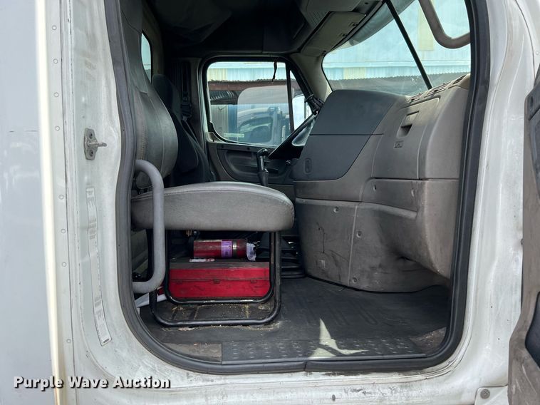 image for item MF9968 2012 Freightliner Cascadia 125  semi truck