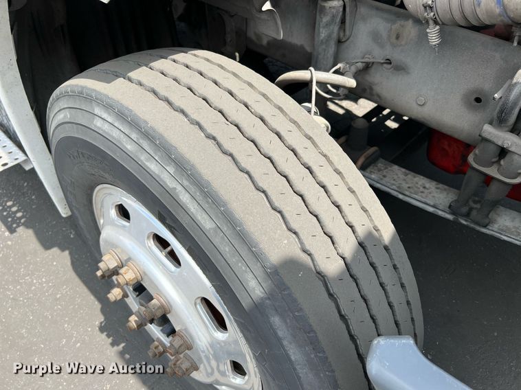 image for item MF9968 2012 Freightliner Cascadia 125  semi truck