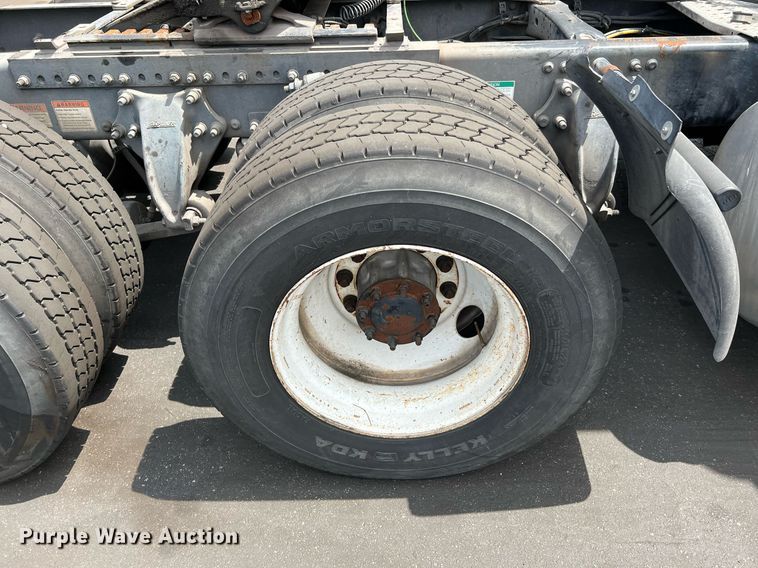 image for item MF9968 2012 Freightliner Cascadia 125  semi truck