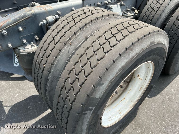 image for item MF9968 2012 Freightliner Cascadia 125  semi truck