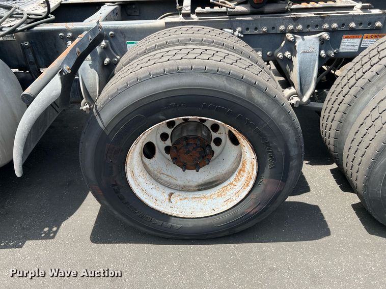 image for item MF9968 2012 Freightliner Cascadia 125  semi truck