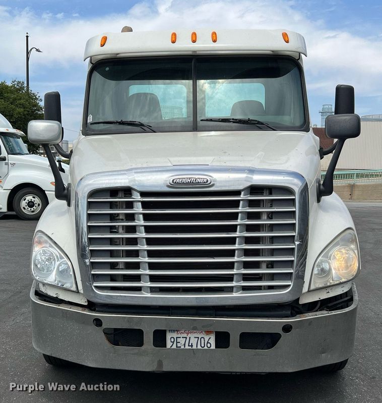 image for item MF9969 2012 Freightliner Cascadia 125  semi truck