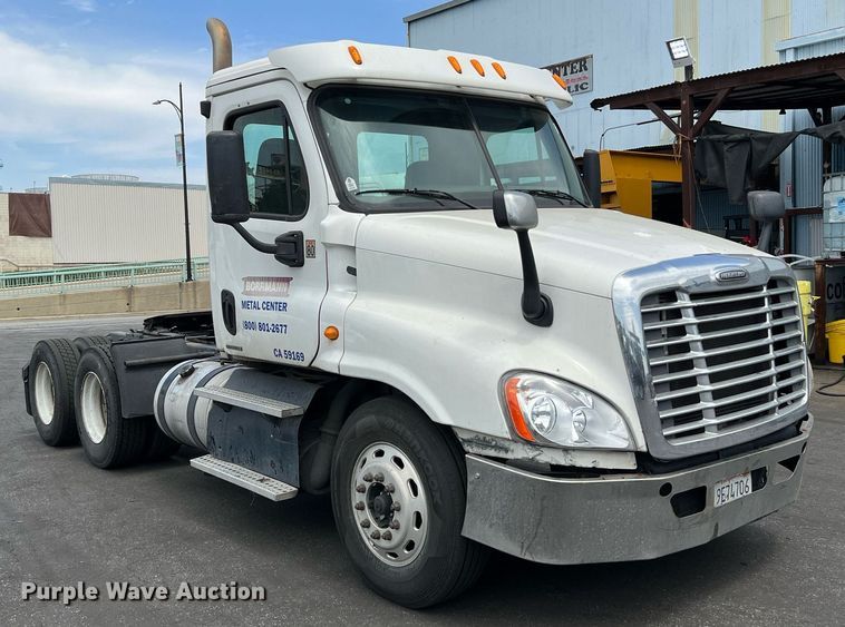 image for item MF9969 2012 Freightliner Cascadia 125  semi truck