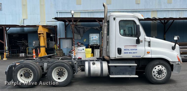 image for item MF9969 2012 Freightliner Cascadia 125  semi truck