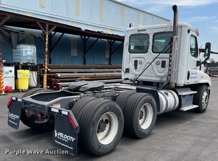 image for item MF9969 2012 Freightliner Cascadia 125  semi truck