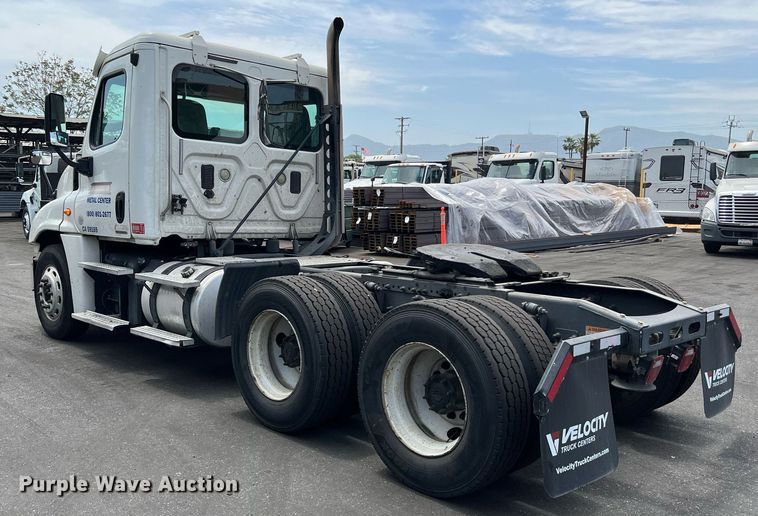 image for item MF9969 2012 Freightliner Cascadia 125  semi truck