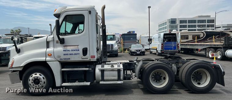 image for item MF9969 2012 Freightliner Cascadia 125  semi truck