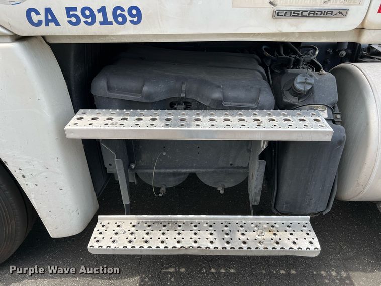 image for item MF9969 2012 Freightliner Cascadia 125  semi truck