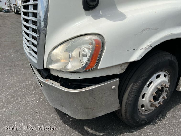 image for item MF9969 2012 Freightliner Cascadia 125  semi truck