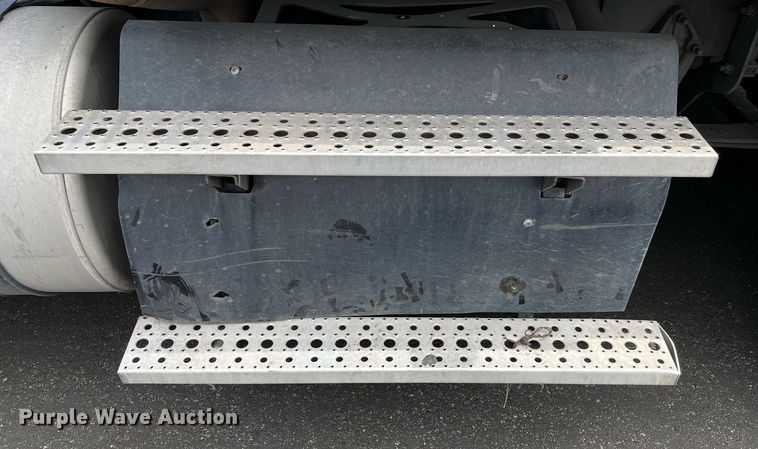 image for item MF9969 2012 Freightliner Cascadia 125  semi truck