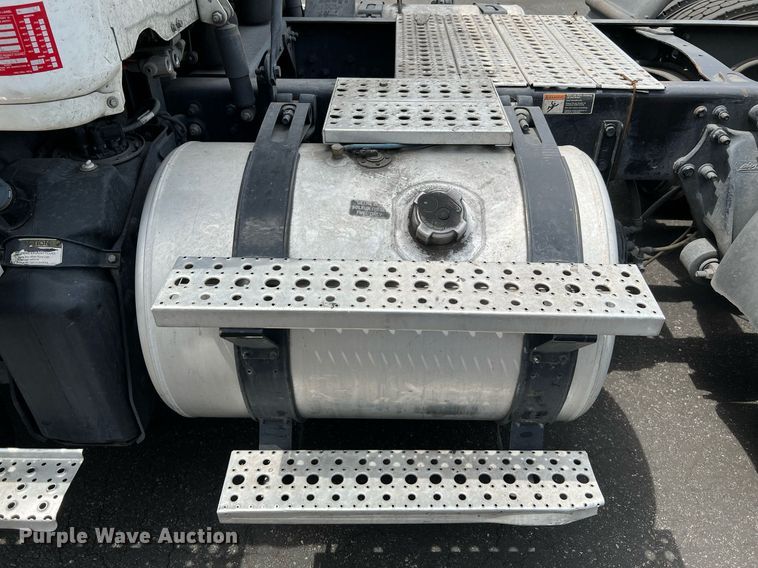 image for item MF9969 2012 Freightliner Cascadia 125  semi truck