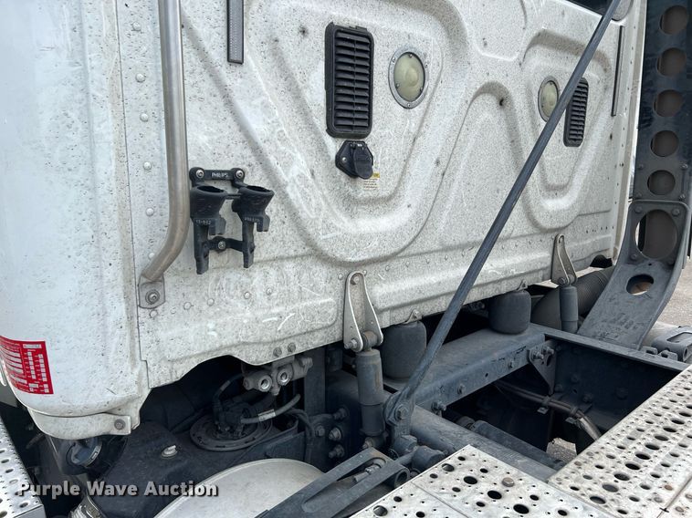 image for item MF9969 2012 Freightliner Cascadia 125  semi truck