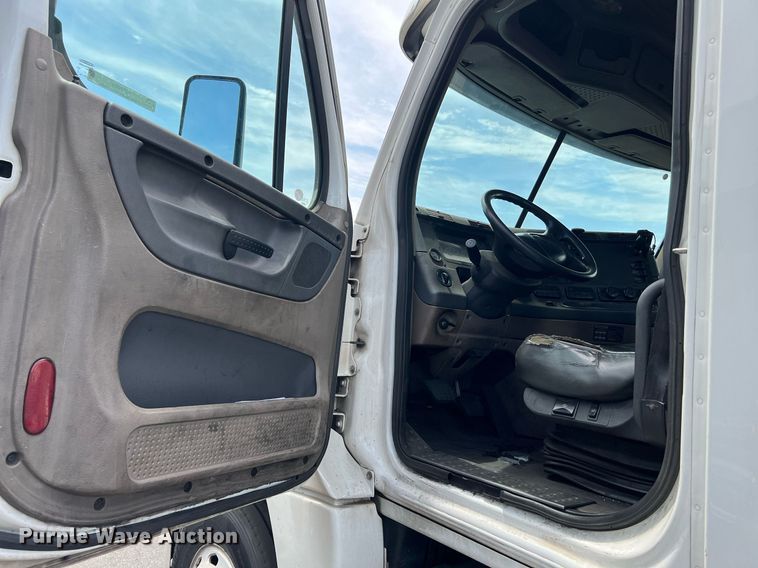 image for item MF9969 2012 Freightliner Cascadia 125  semi truck