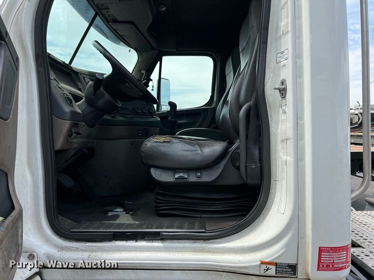 image for item MF9969 2012 Freightliner Cascadia 125  semi truck