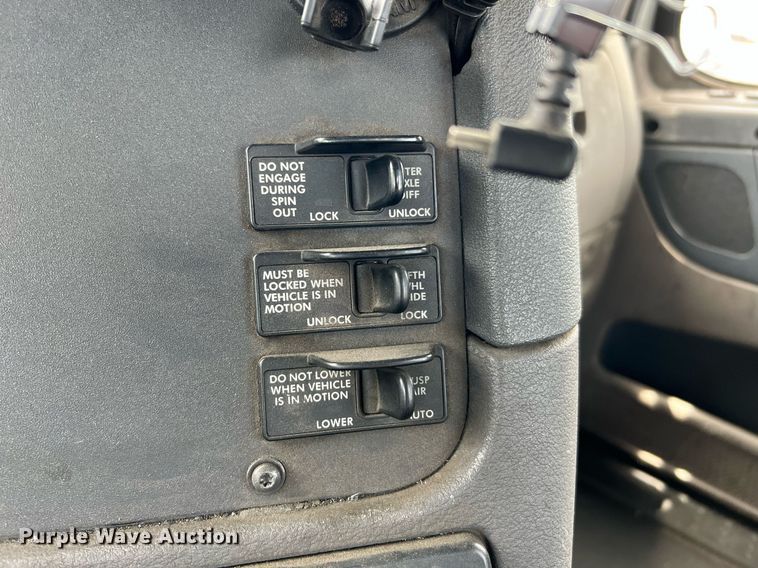 image for item MF9969 2012 Freightliner Cascadia 125  semi truck