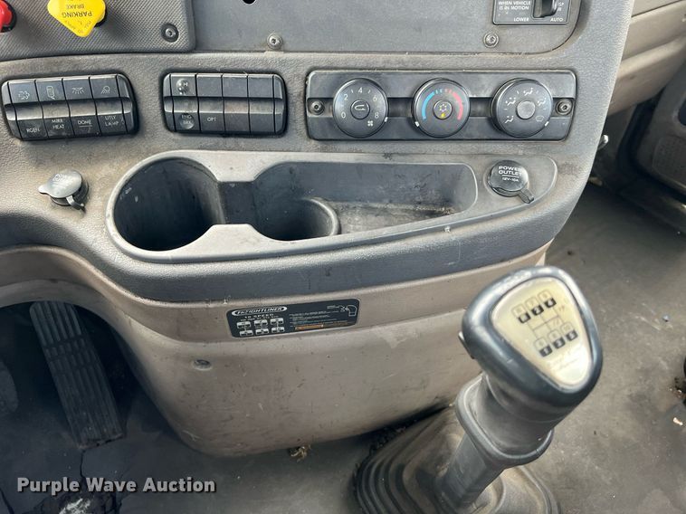 image for item MF9969 2012 Freightliner Cascadia 125  semi truck