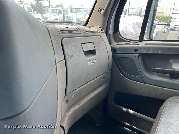 image for item MF9969 2012 Freightliner Cascadia 125  semi truck