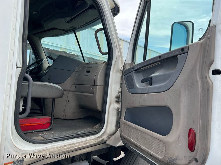 image for item MF9969 2012 Freightliner Cascadia 125  semi truck