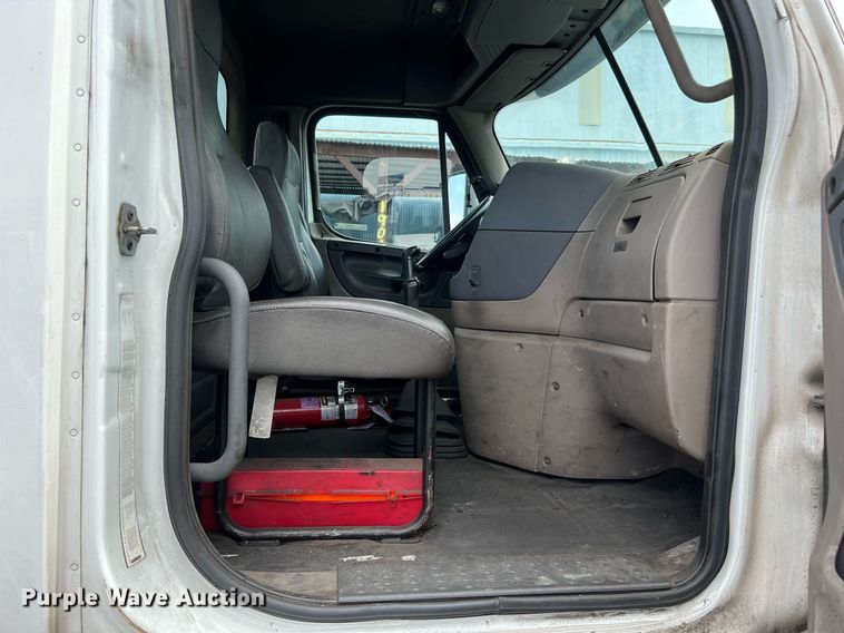 image for item MF9969 2012 Freightliner Cascadia 125  semi truck