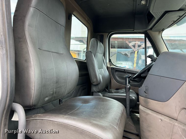 image for item MF9969 2012 Freightliner Cascadia 125  semi truck