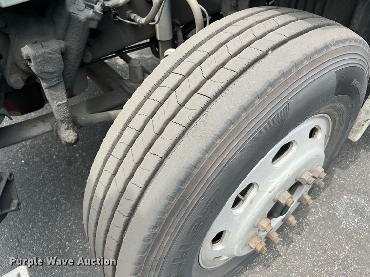 image for item MF9969 2012 Freightliner Cascadia 125  semi truck