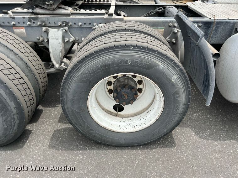 image for item MF9969 2012 Freightliner Cascadia 125  semi truck