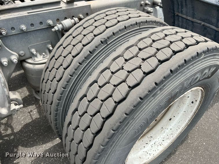 image for item MF9969 2012 Freightliner Cascadia 125  semi truck