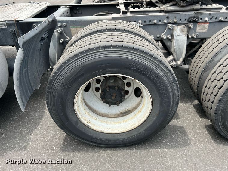 image for item MF9969 2012 Freightliner Cascadia 125  semi truck