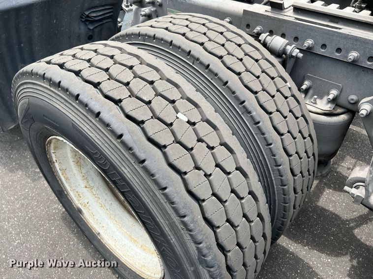 image for item MF9969 2012 Freightliner Cascadia 125  semi truck