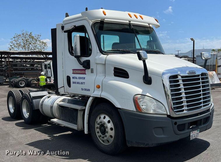 image for item MF9970 2013 Freightliner Cascadia 113  semi truck