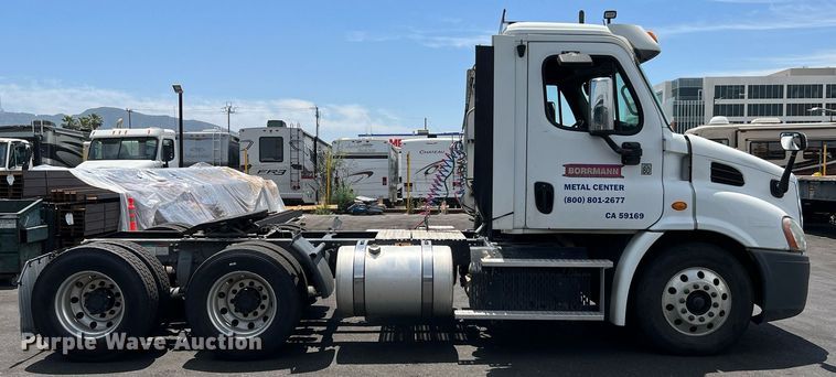 image for item MF9970 2013 Freightliner Cascadia 113  semi truck