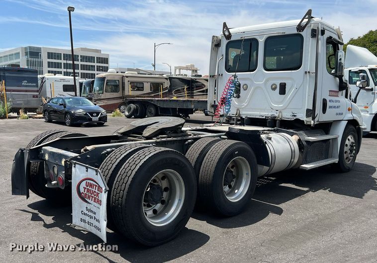 image for item MF9970 2013 Freightliner Cascadia 113  semi truck