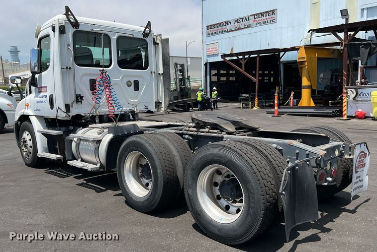 image for item MF9970 2013 Freightliner Cascadia 113  semi truck