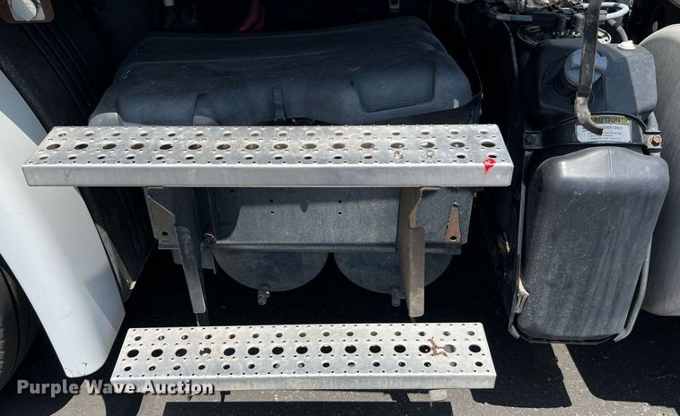 image for item MF9970 2013 Freightliner Cascadia 113  semi truck