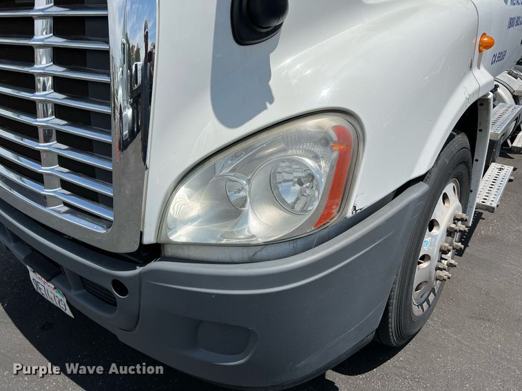 image for item MF9970 2013 Freightliner Cascadia 113  semi truck