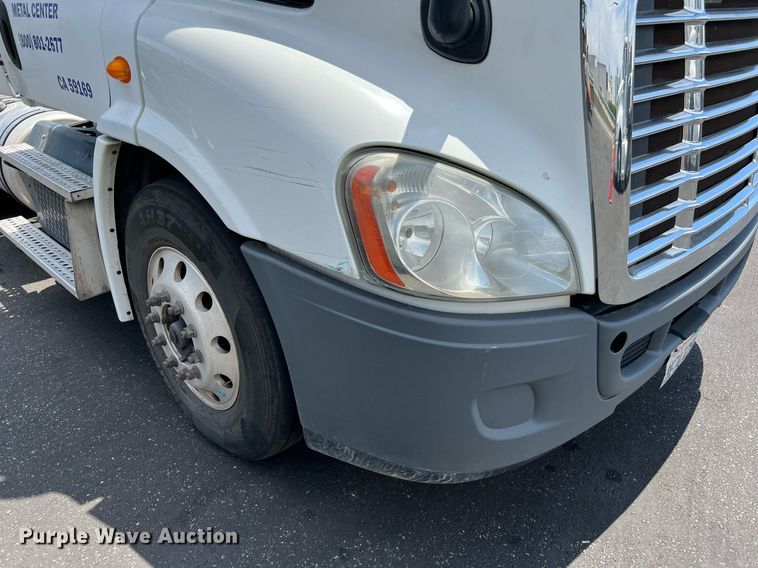 image for item MF9970 2013 Freightliner Cascadia 113  semi truck