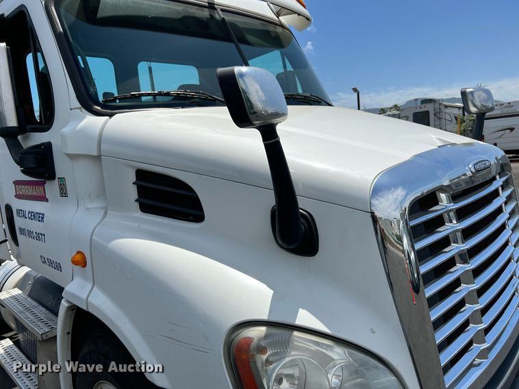 image for item MF9970 2013 Freightliner Cascadia 113  semi truck