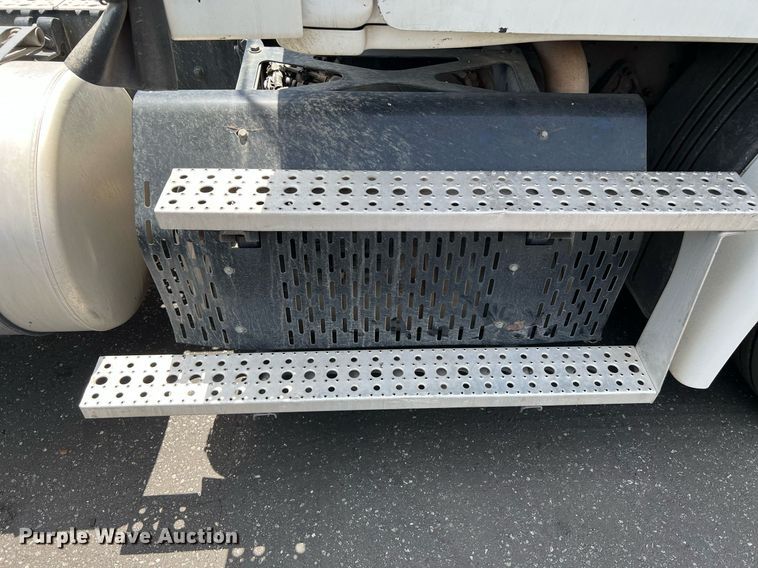 image for item MF9970 2013 Freightliner Cascadia 113  semi truck