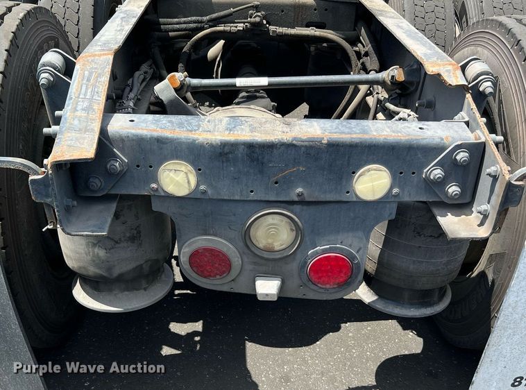 image for item MF9970 2013 Freightliner Cascadia 113  semi truck