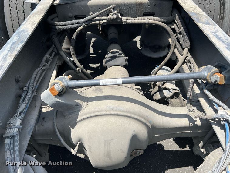 image for item MF9970 2013 Freightliner Cascadia 113  semi truck