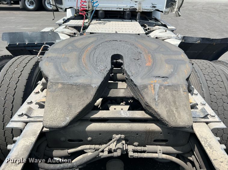 image for item MF9970 2013 Freightliner Cascadia 113  semi truck