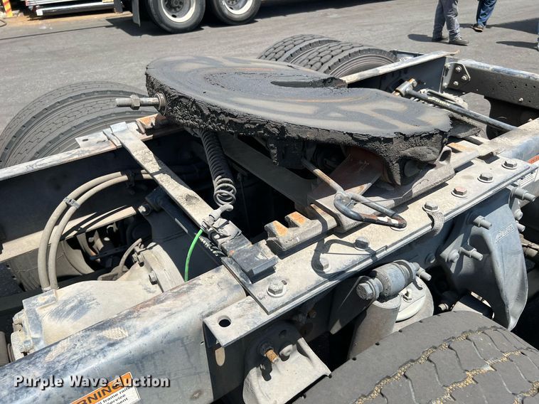 image for item MF9970 2013 Freightliner Cascadia 113  semi truck