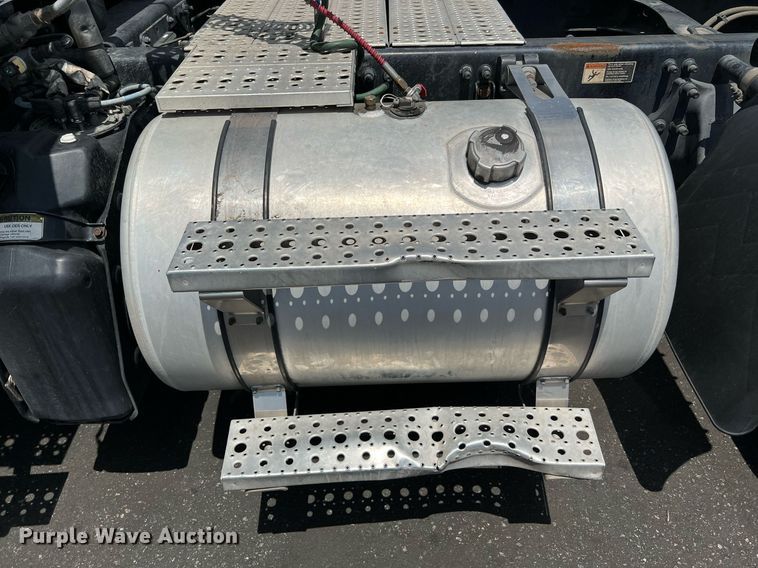 image for item MF9970 2013 Freightliner Cascadia 113  semi truck