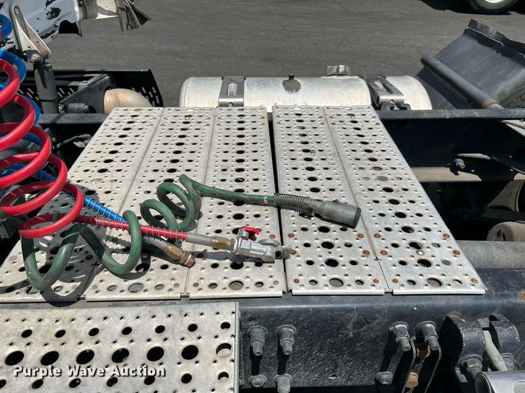 image for item MF9970 2013 Freightliner Cascadia 113  semi truck