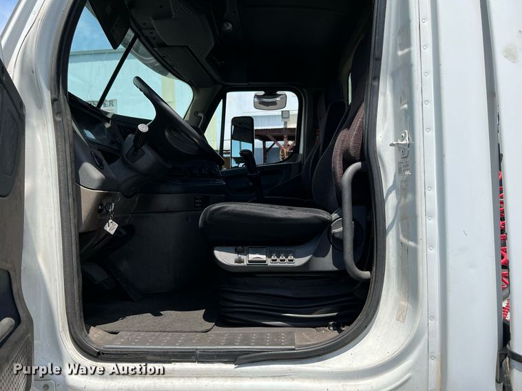 image for item MF9970 2013 Freightliner Cascadia 113  semi truck